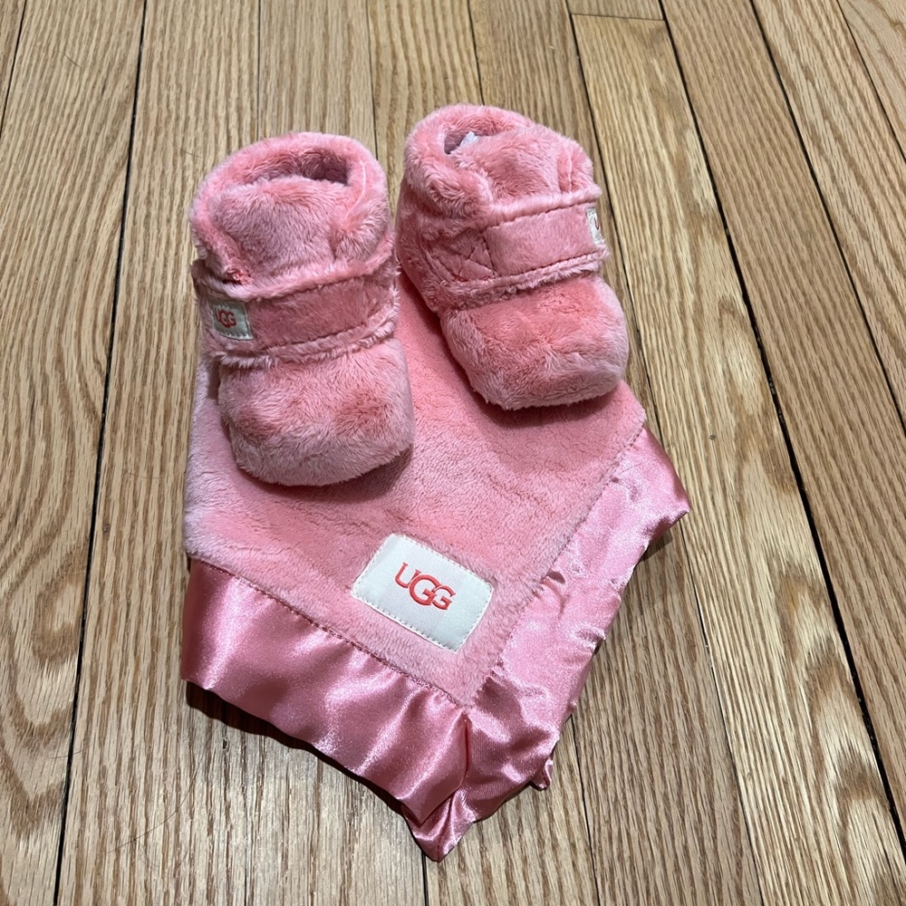 Ugg booty & blanket set, new